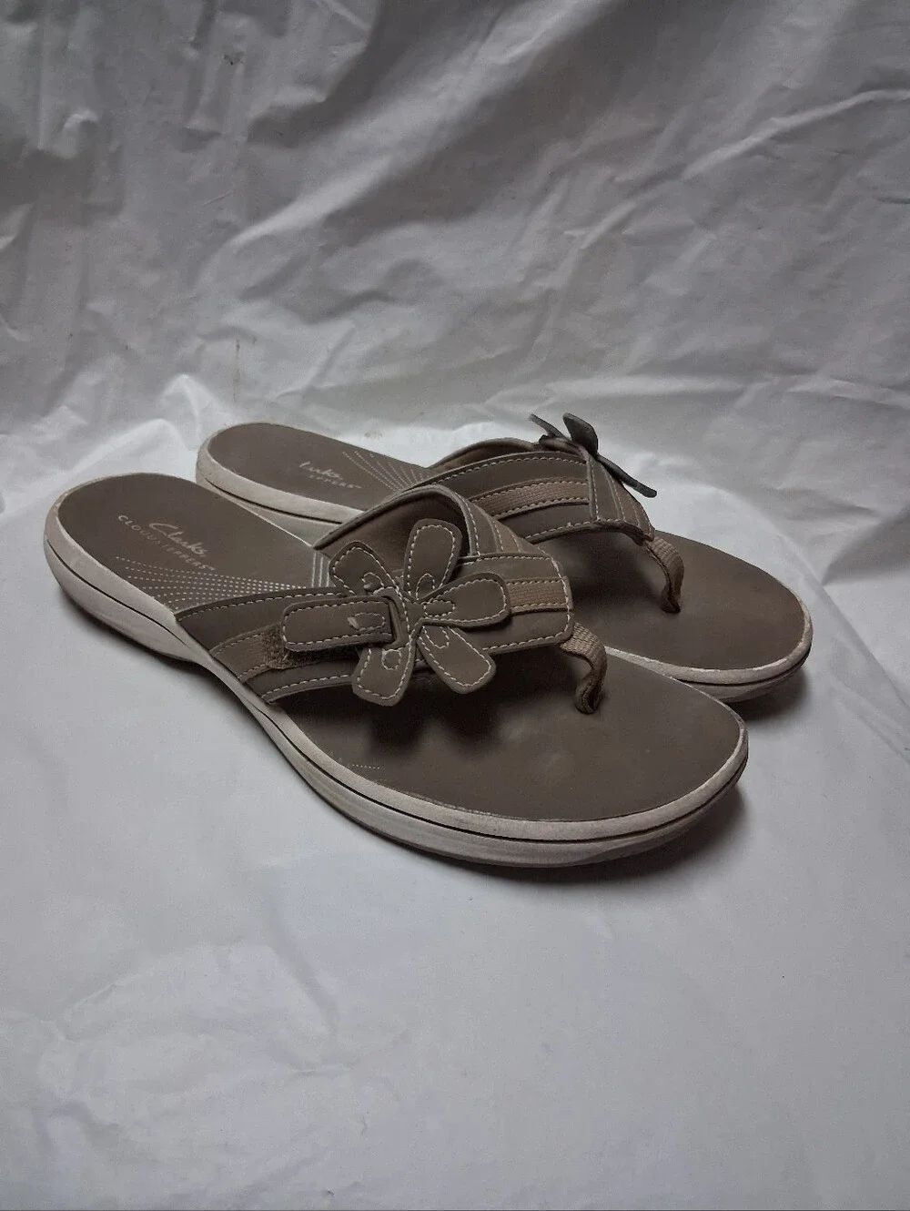 Clarks Womens Brown Floral Thong Sandals Size 8 Preowned